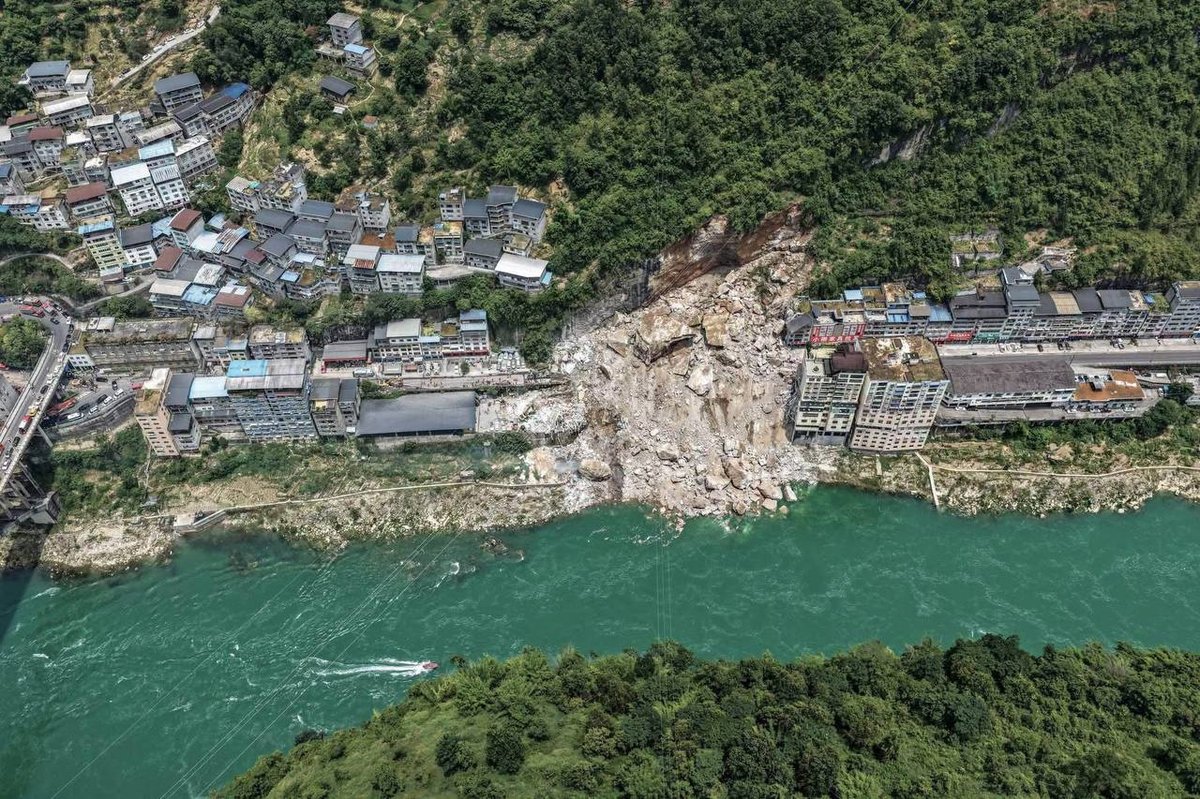 中国重庆发生山体滑坡 救援人员争分夺秒搜救