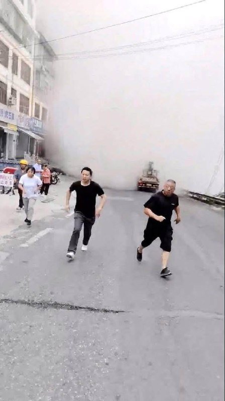 中国重庆发生山体滑坡 救援人员争分夺秒搜救