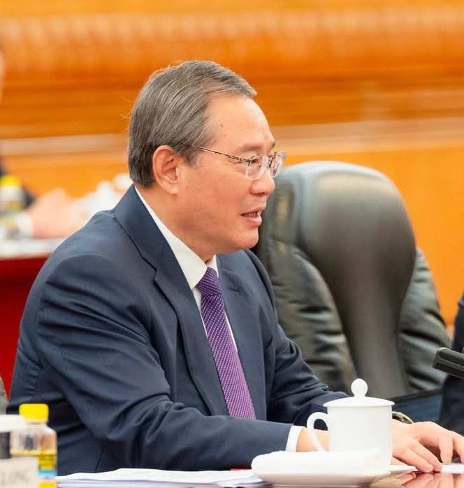 洪玛奈与中国总理李强举行双边会谈