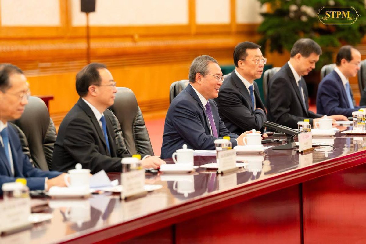 洪玛奈与中国总理李强举行双边会谈