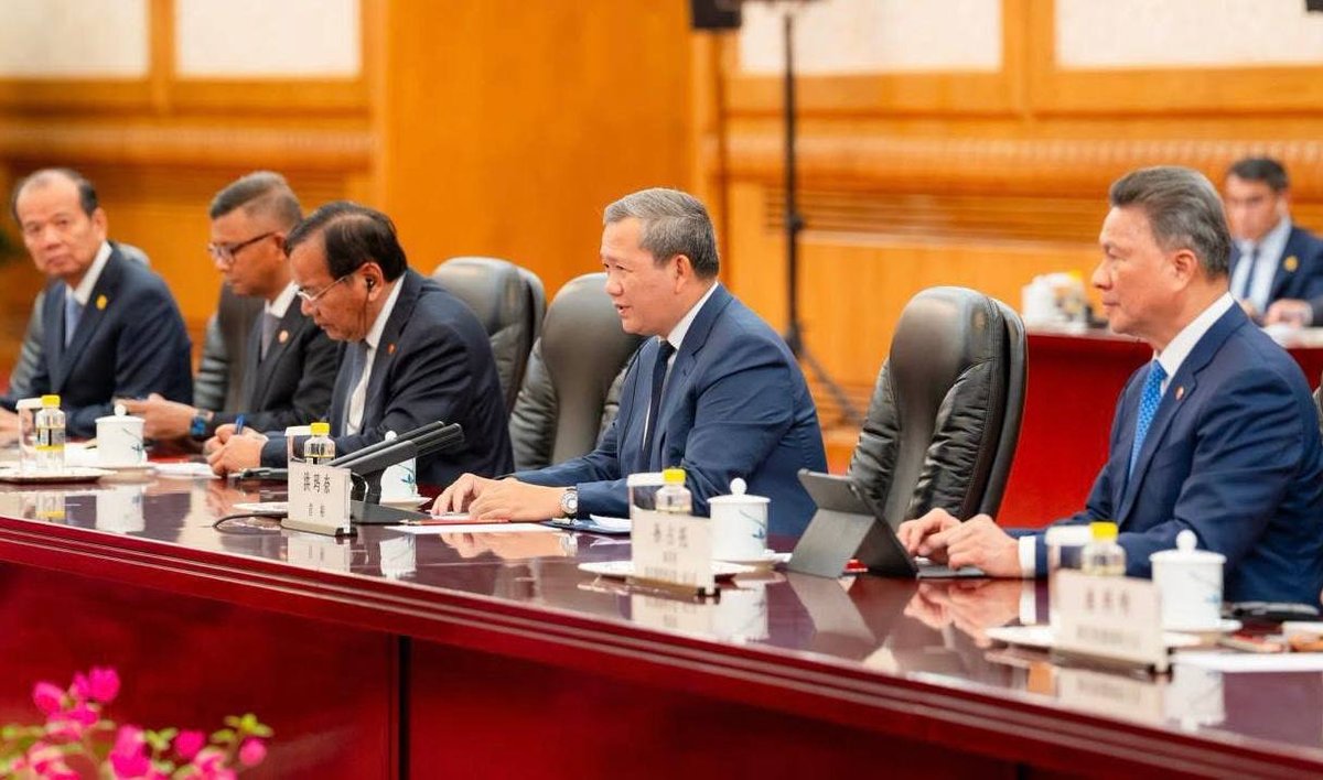 洪玛奈与中国总理李强举行双边会谈