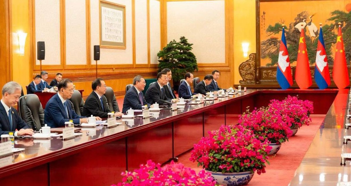 洪玛奈与中国总理李强举行双边会谈