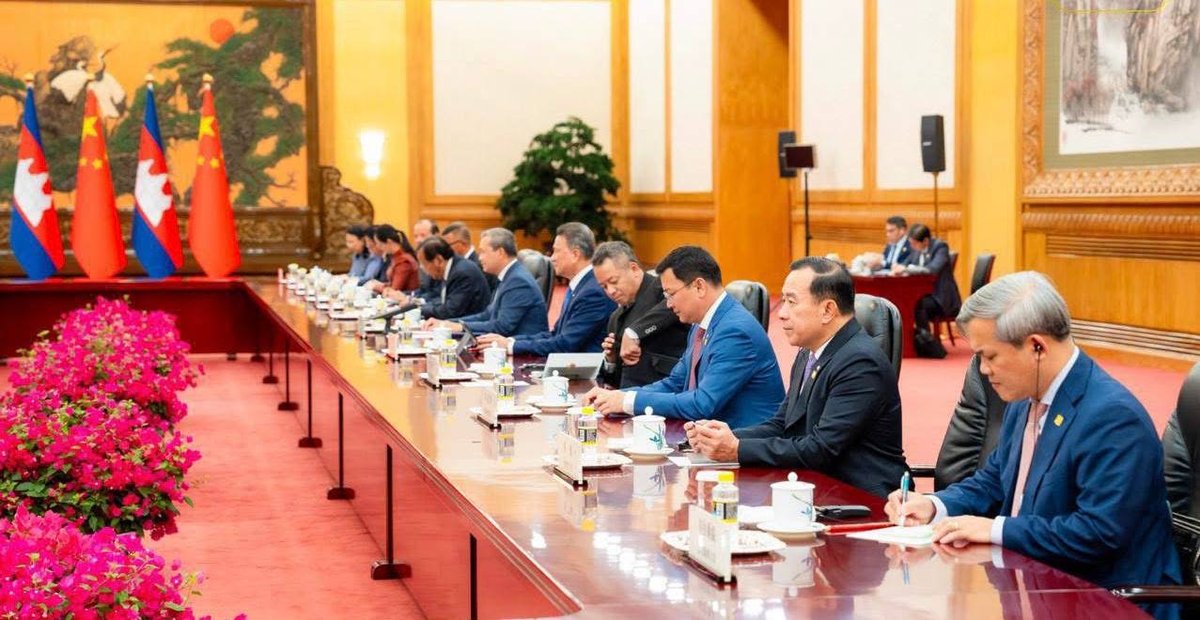 洪玛奈与中国总理李强举行双边会谈