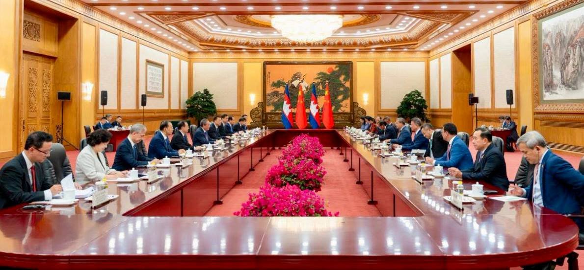 洪玛奈与中国总理李强举行双边会谈