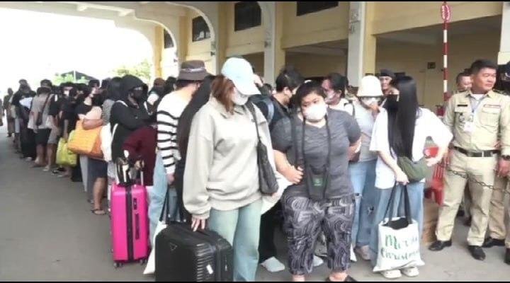 柬埔寨通过波贝口岸遣返79名泰国人 涉网诈及偷渡