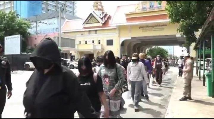 柬埔寨通过波贝口岸遣返79名泰国人 涉网诈及偷渡