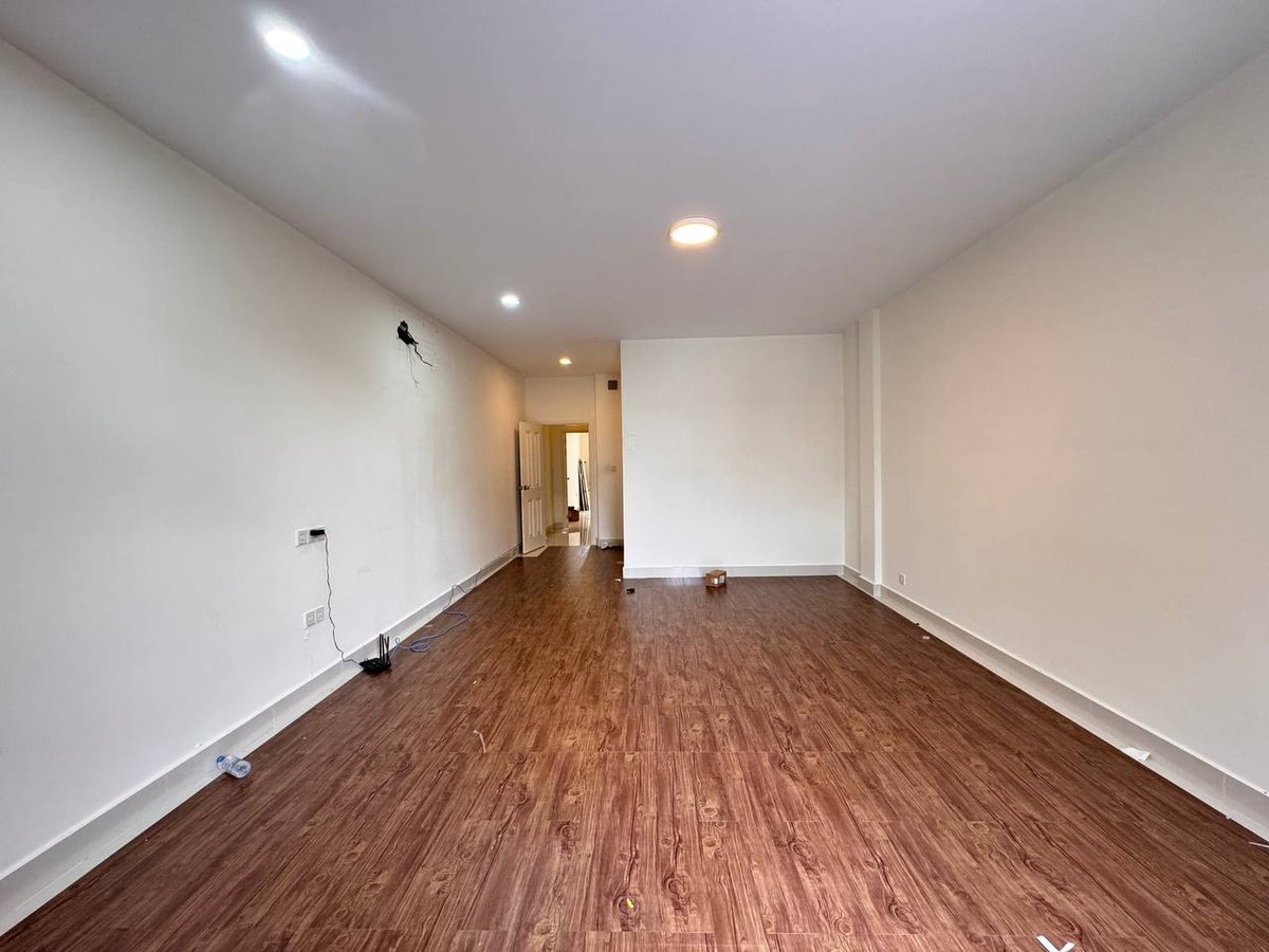 位于一号公路的炳发城小区现有一间店铺招租,月租金为1100美