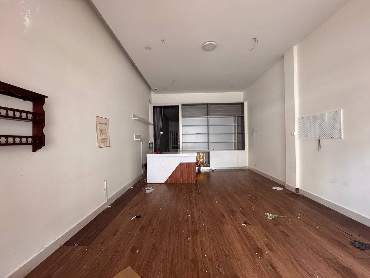 位于一号公路的炳发城小区现有一间店铺招租,月租金为1100美