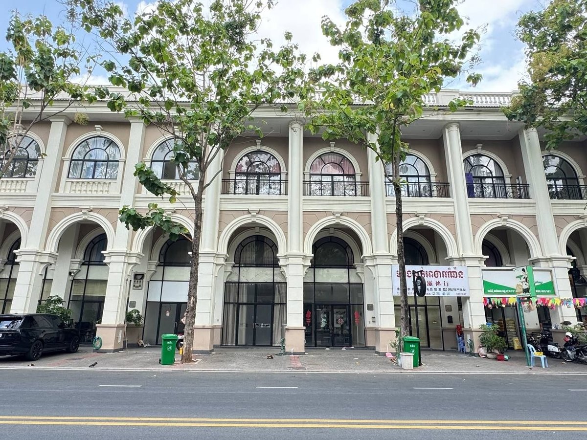 位于一号路炳发城主街,两套店铺打通出租,建筑面积9米x12米