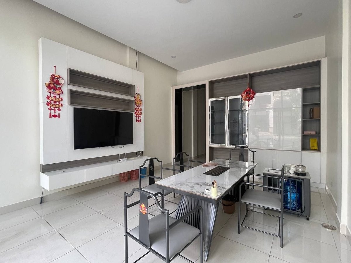 位于一号路炳发城主街,两套店铺打通出租,建筑面积9米x12米