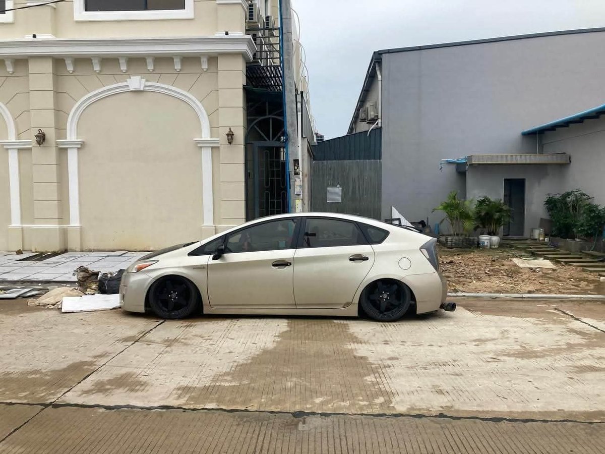 西港发现一辆遗弃丰田普锐斯 挂马德望车牌
