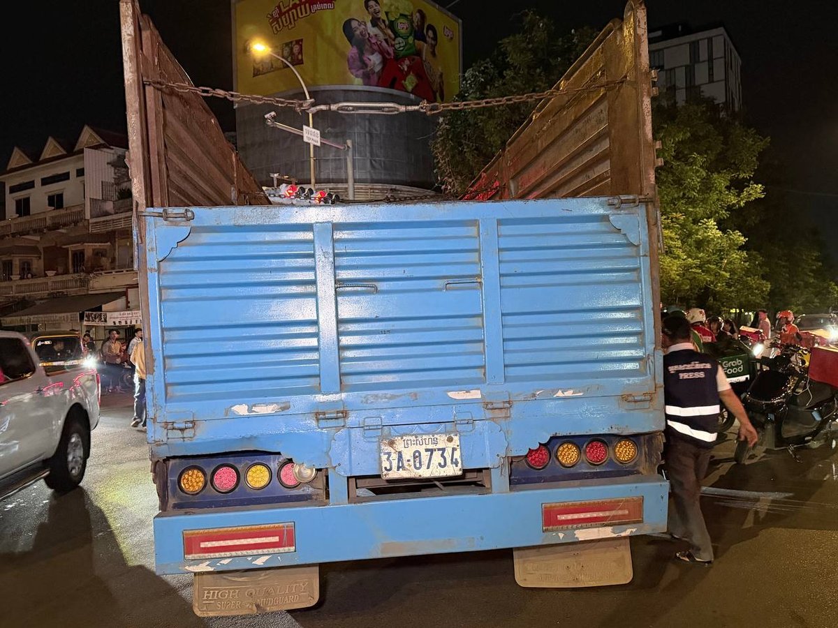 德普潘路口发生严重车祸 汽车撞摩托车致一人死亡