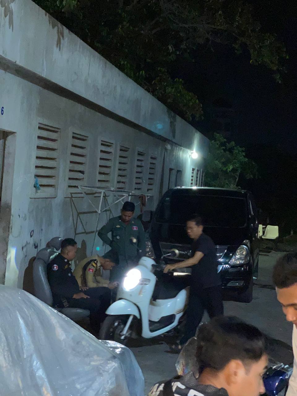 金边发生纠纷疑似有人持刀 警方已介入调查