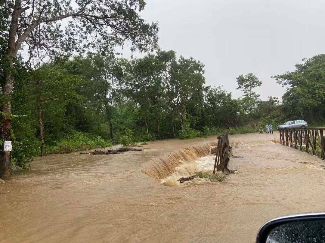 马德望省三隆县发布洪水预警 居民需防范水位上涨