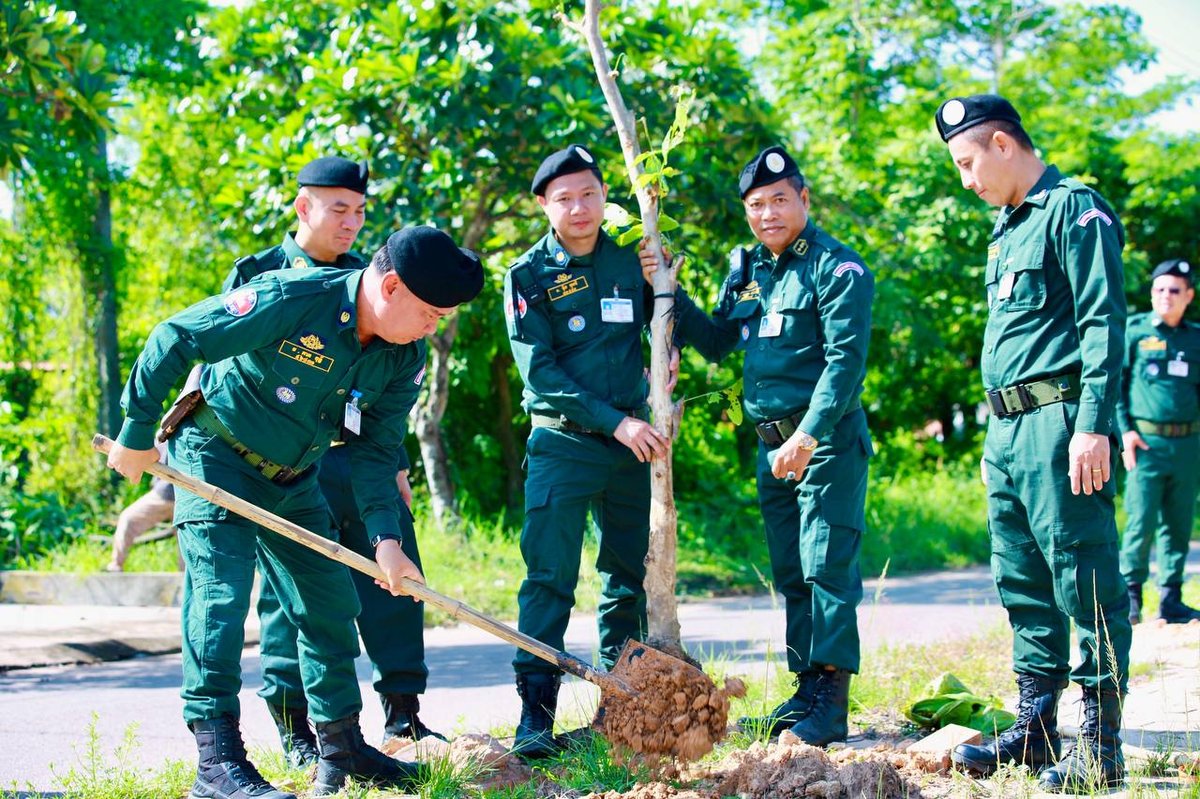暹粒省警察局开展植树活动 种植100棵紫薇树美化市容