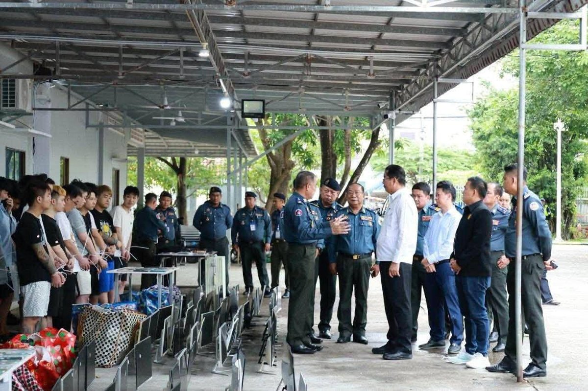 西港省长拨款1000万瑞尔慰问宪兵 表彰近期执法战果