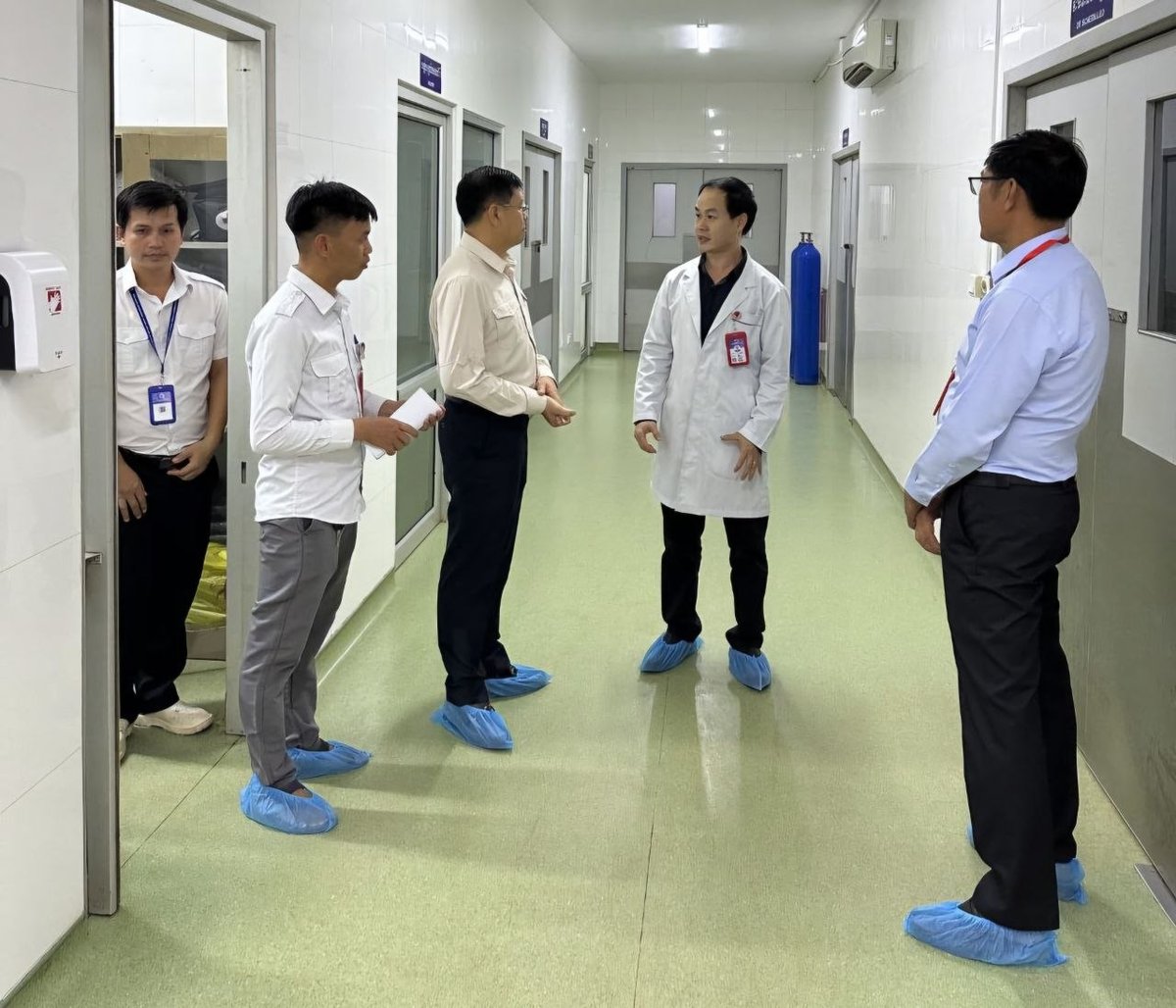 柬埔寨卫生部国务秘书Ngov Kang近日视察上丁省医院,重
