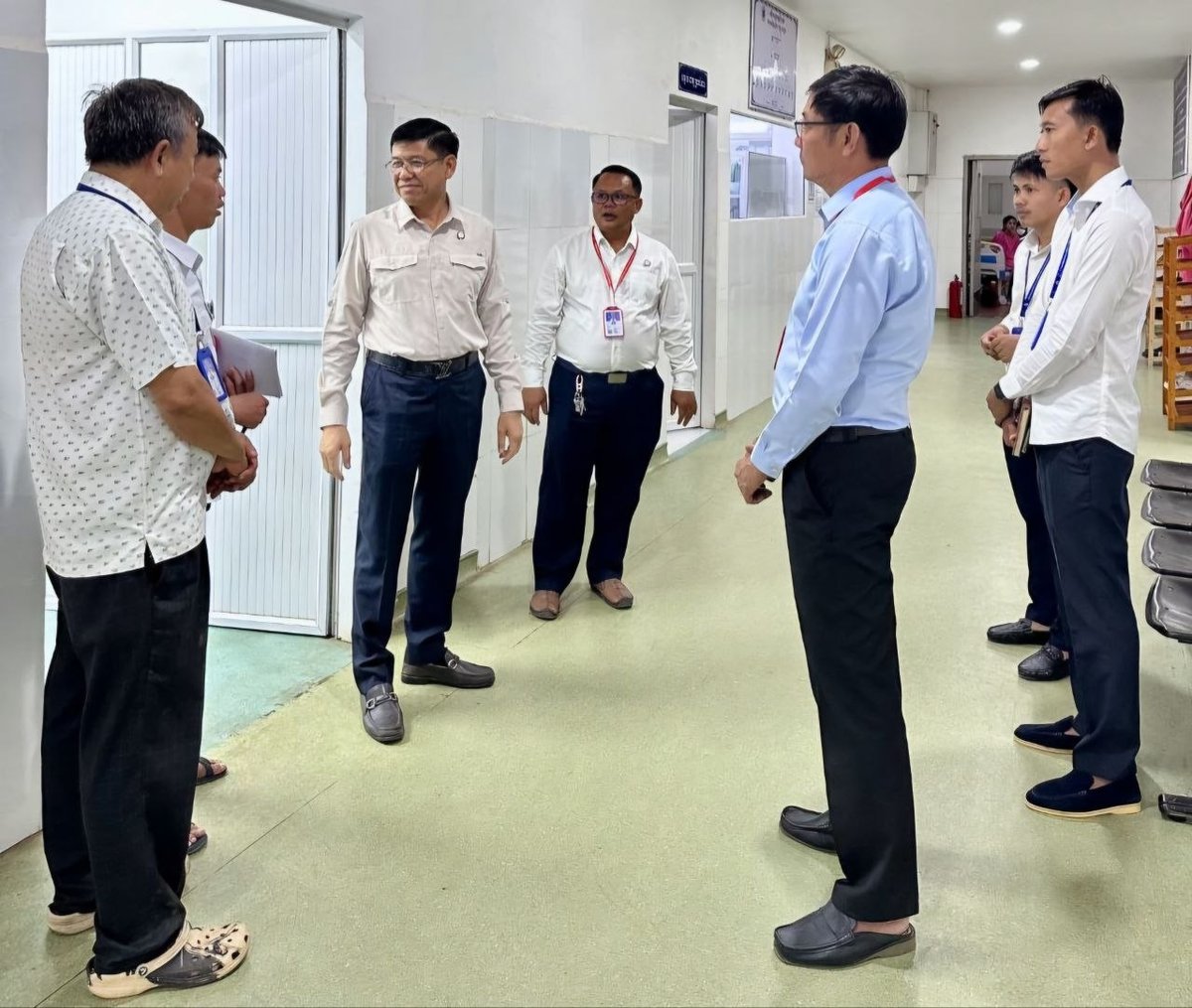 柬埔寨卫生部国务秘书Ngov Kang近日视察上丁省医院,重