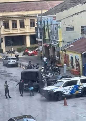 吉隆坡路边轿车惊现不明尸体 警方已介入调查