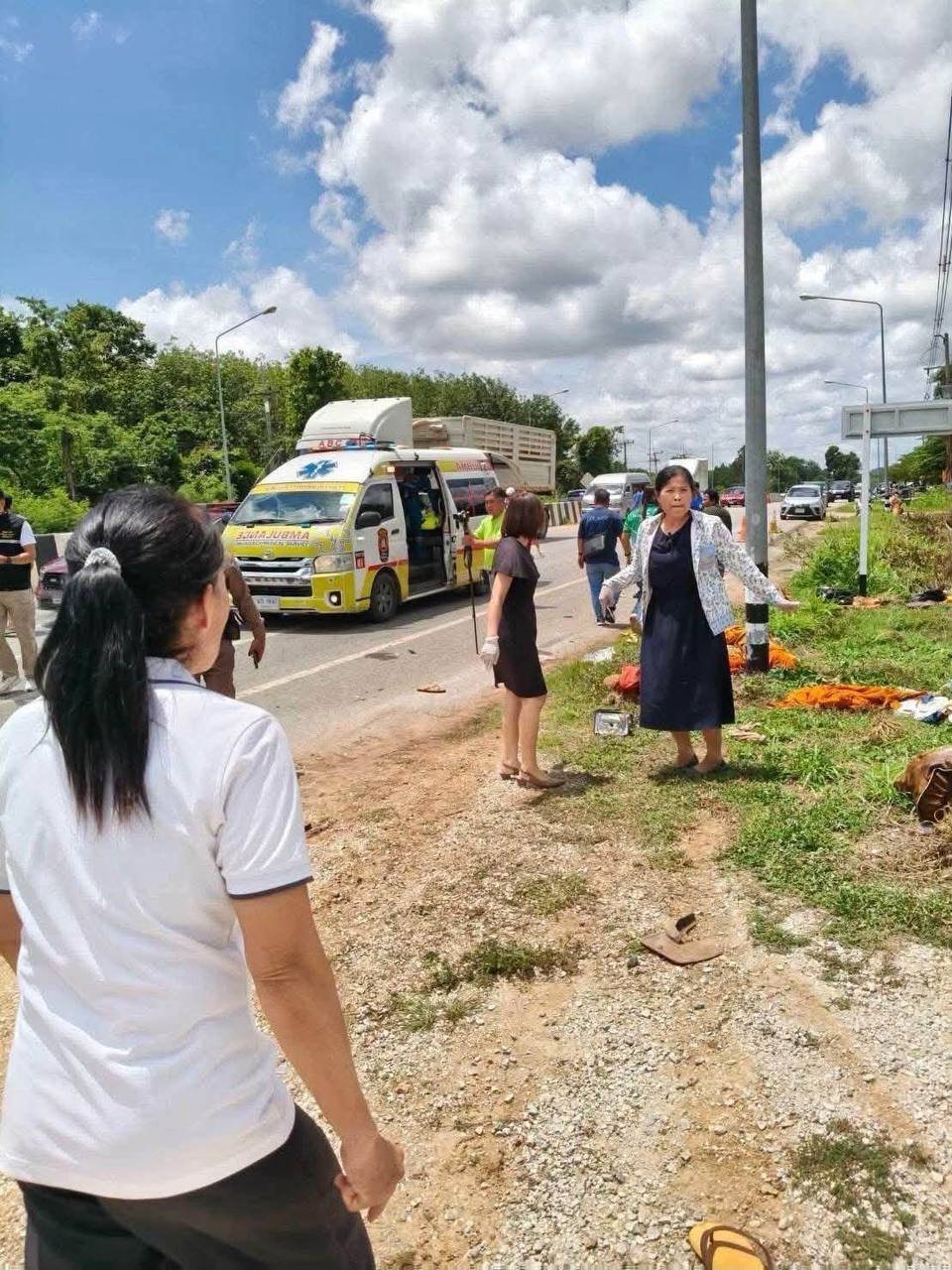 泰国乌汶叻差他尼府发生车祸 30名僧侣被撞12人圆寂