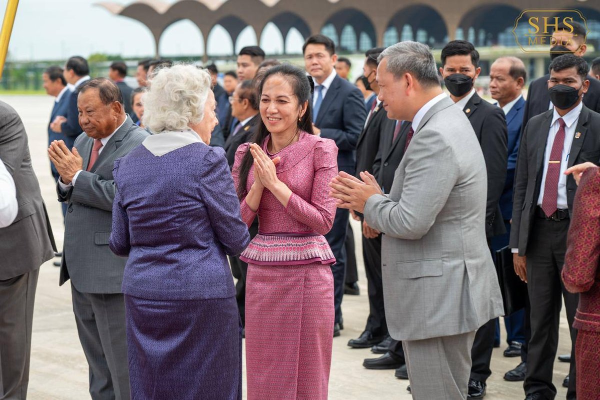 西哈莫尼国王与莫尼列太后结束在华检查顺利回国
