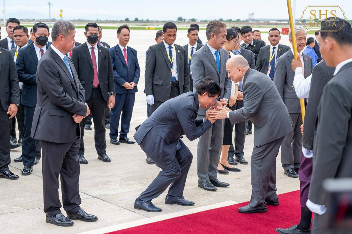 西哈莫尼国王与莫尼列太后结束在华检查顺利回国