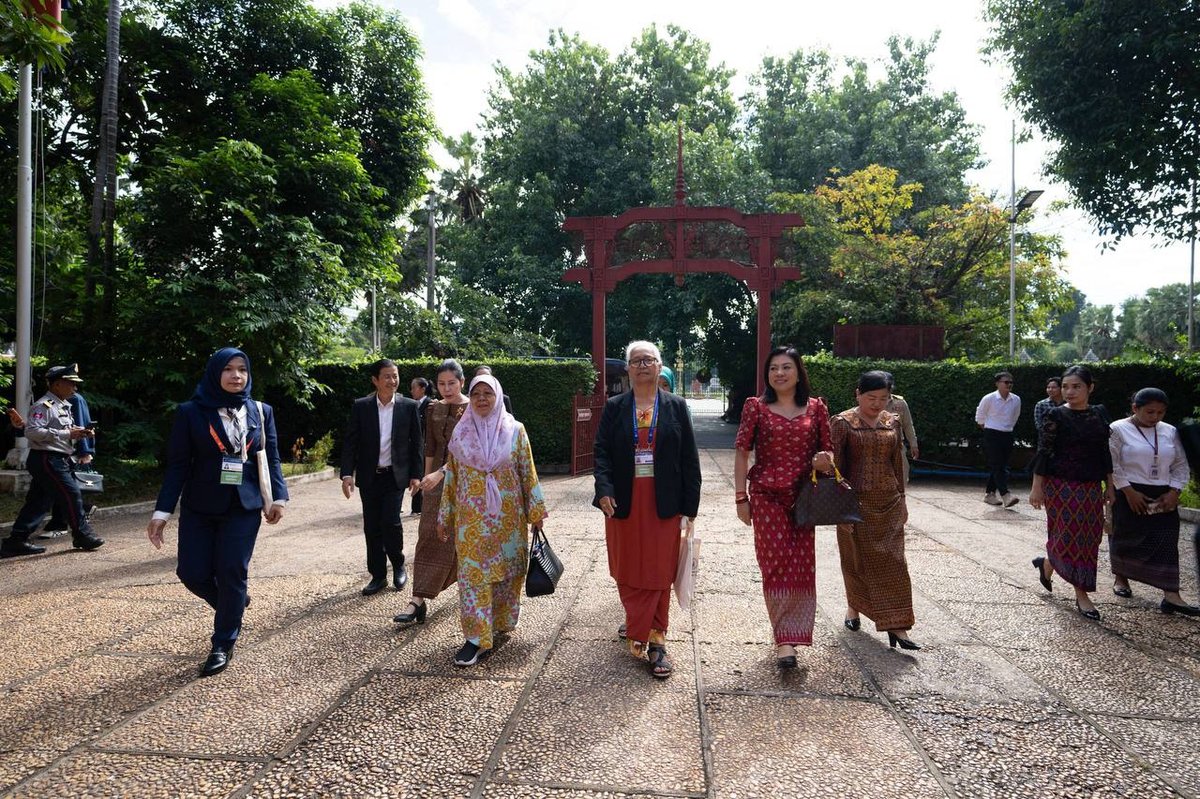 柬埔寨参议院副主席夫人陪同外宾参观金边国家博物馆