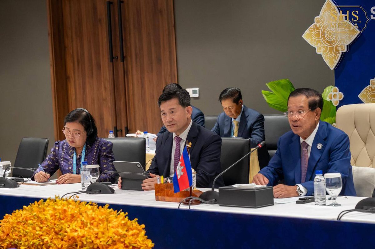 洪森在金边会见俄罗斯联邦委员会副主席科萨切夫