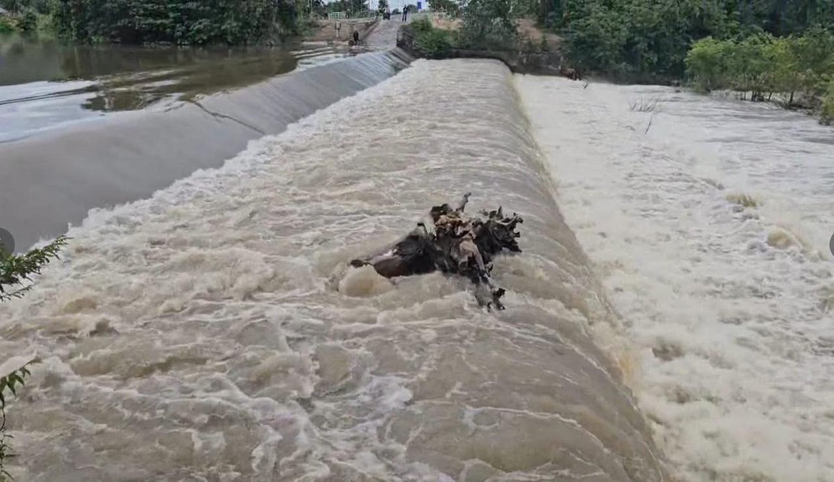 实居省普农斯罗县政府提醒,当地水位上涨导致部分道路积水,驾驶