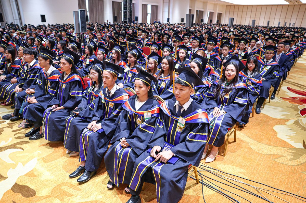 洪玛奈出席皇家法律经济大学毕业典礼 4000名学生获学位