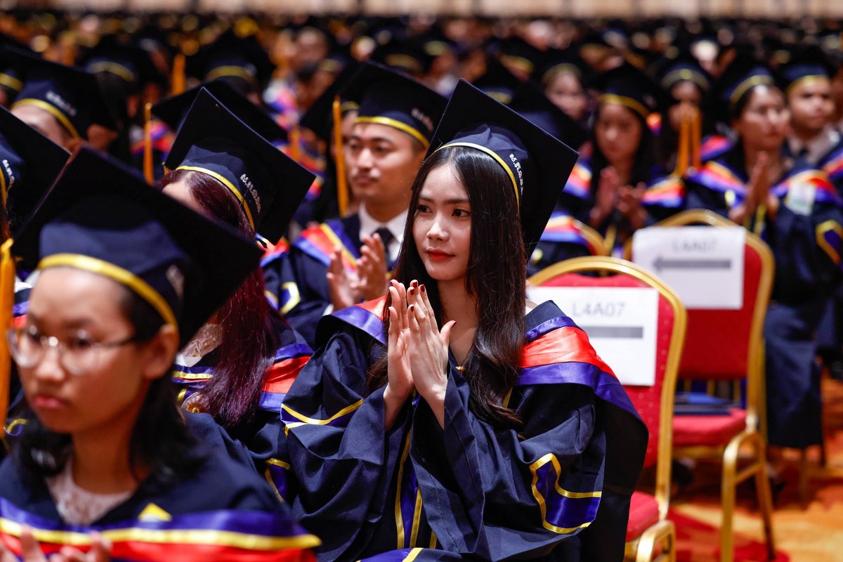 洪玛奈出席皇家法律经济大学毕业典礼 4000名学生获学位