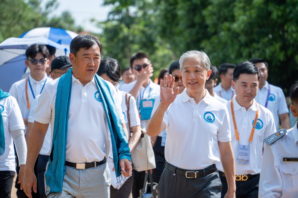 苏斯亚拉携中国大使汪文斌赴磅湛捐赠助学物资