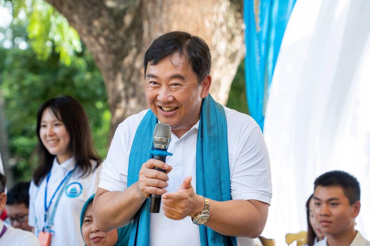 苏斯亚拉携中国大使汪文斌赴磅湛捐赠助学物资