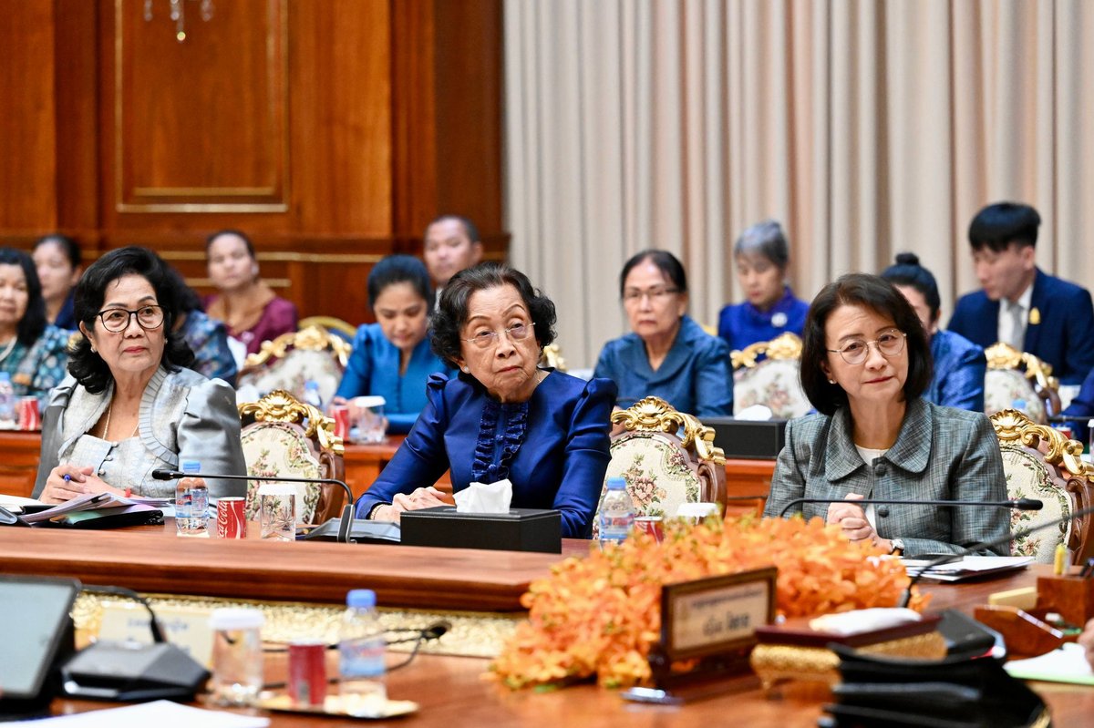 洪森主席会见柬埔寨国家妇女理事会代表团