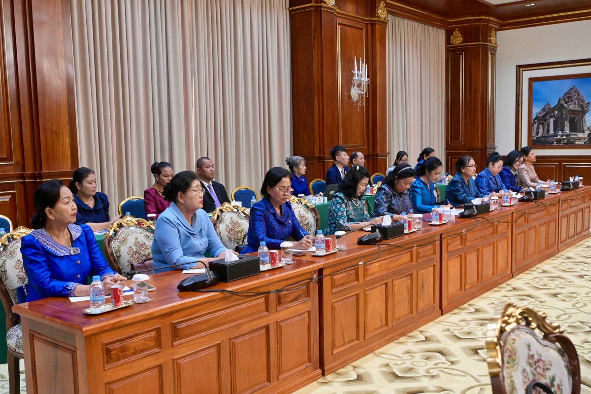 洪森主席会见柬埔寨国家妇女理事会代表团