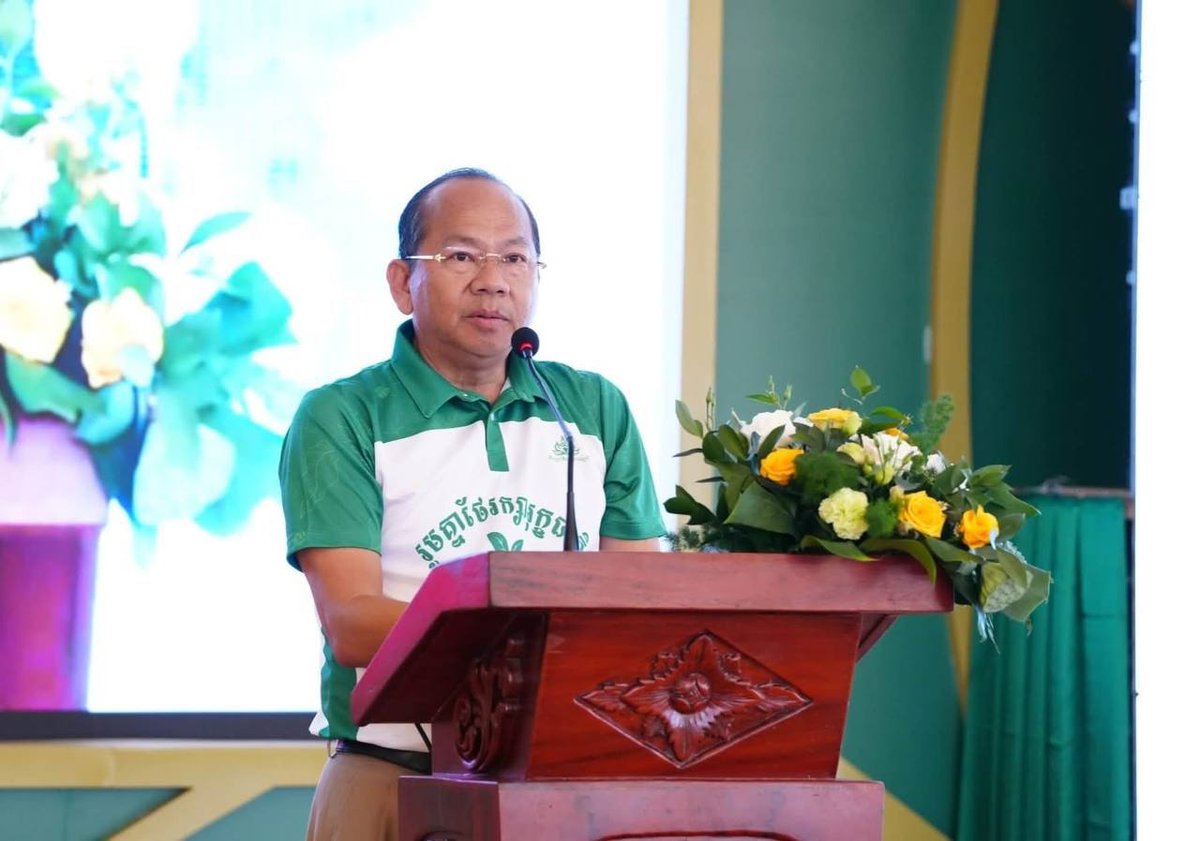 柬埔寨国王最高顾问委员会成员棉森婉在贡布省主持植树活动,种植
