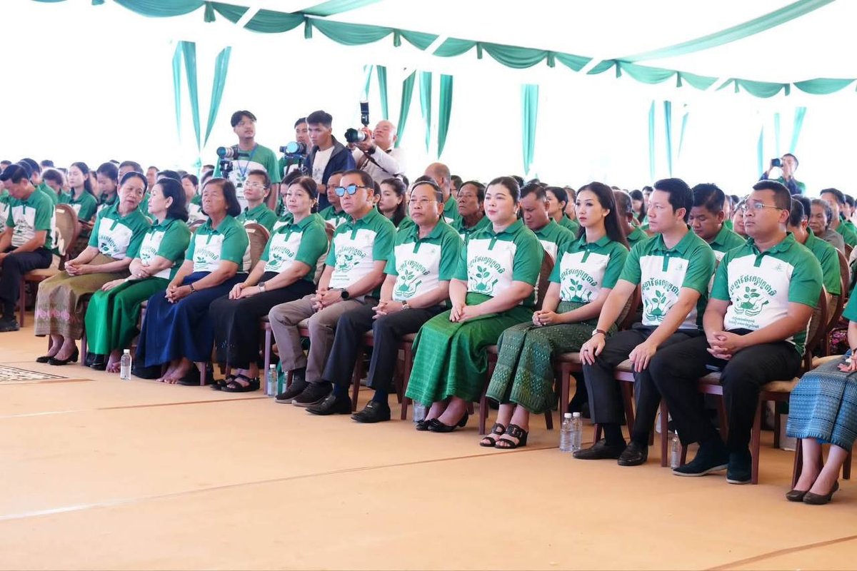 柬埔寨国王最高顾问委员会成员棉森婉在贡布省主持植树活动,种植