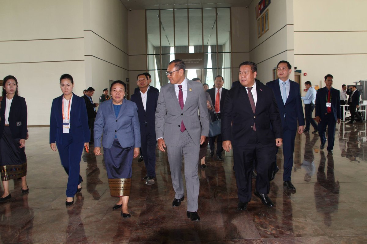 老挝国会代表团抵达金边参加第二届议长会议