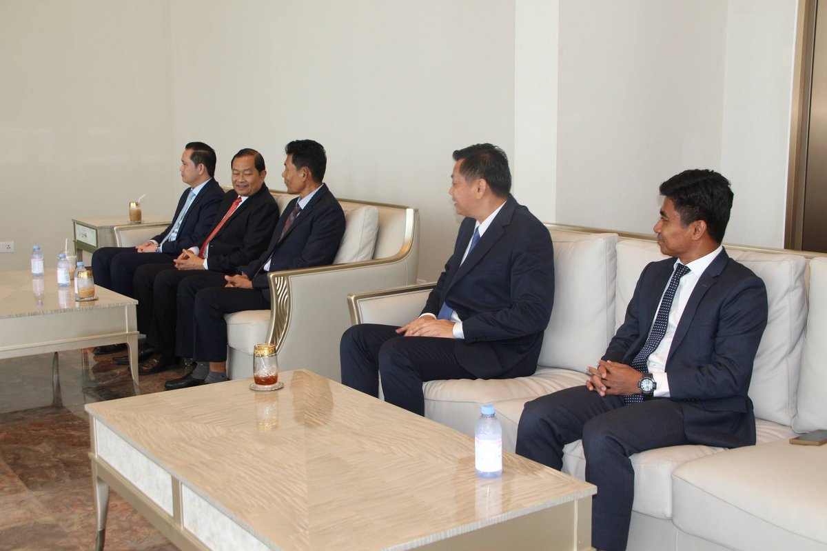 老挝国会代表团抵达金边参加第二届议长会议