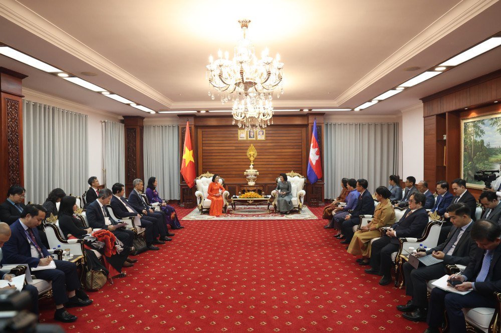 国会主席坤索达丽会见越南国会副主席阮氏清