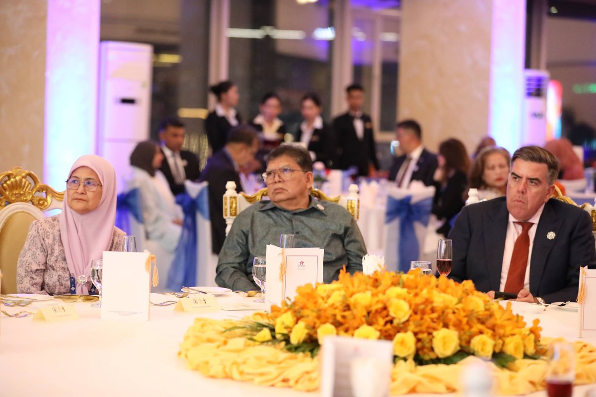 乌波里在金边索卡酒店设宴招待各国议会代表团