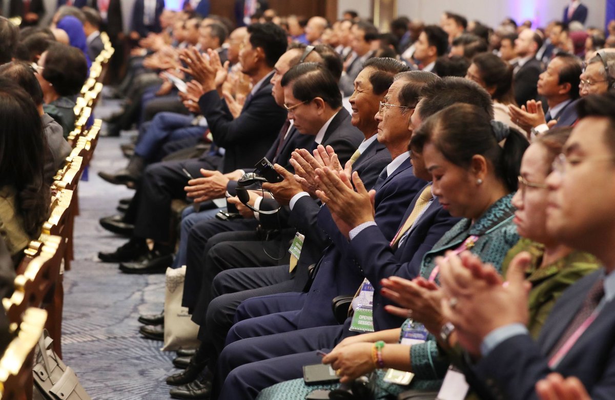 洪森主持第二届国际议会会议 呼吁和平