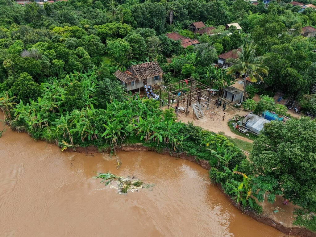 湄公河水位上涨 磅湛省部分民房面临坍塌风险