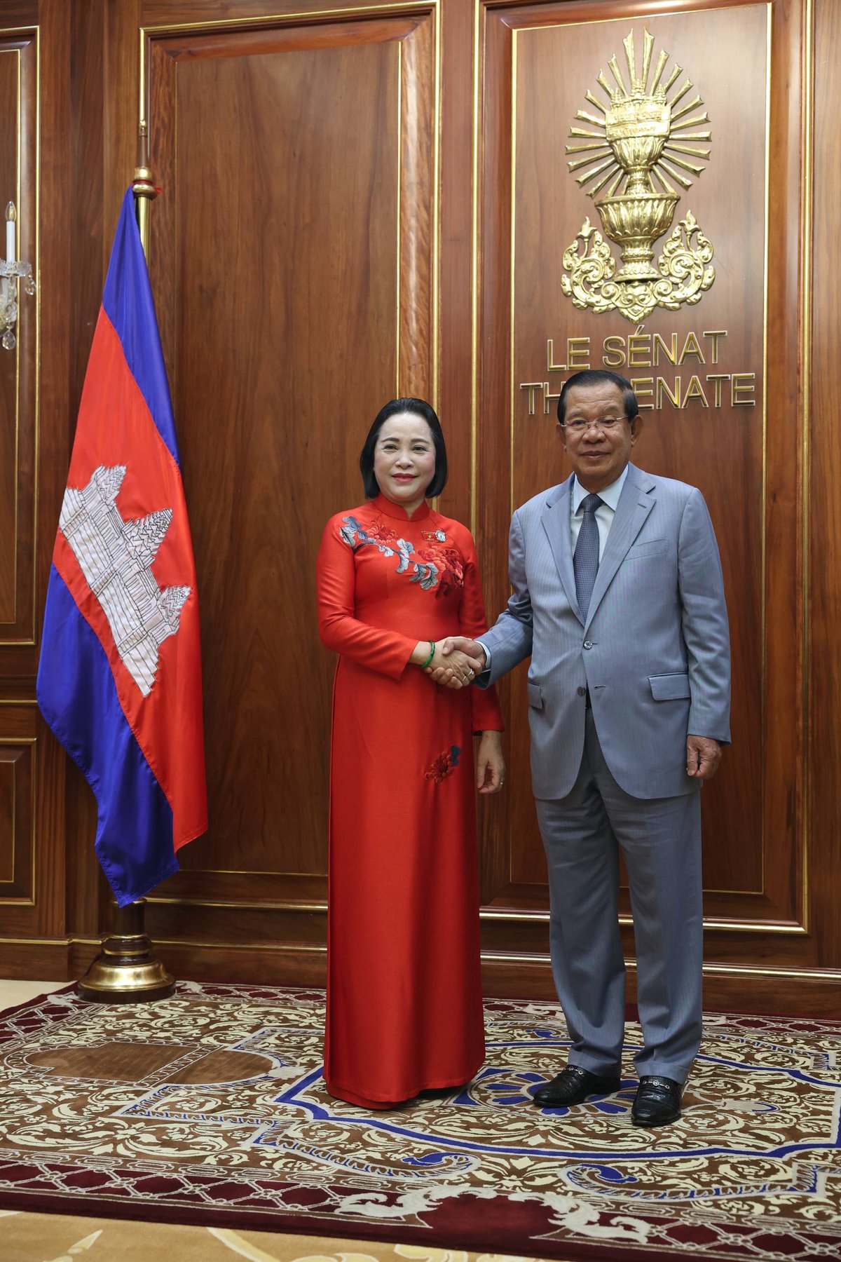 柬埔寨参议院主席洪森在金边会见越南国会副主席阮氏清,双方就双