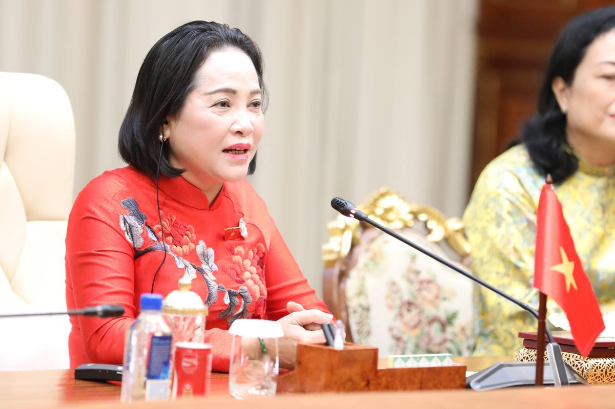 柬埔寨参议院主席洪森在金边会见越南国会副主席阮氏清,双方就双