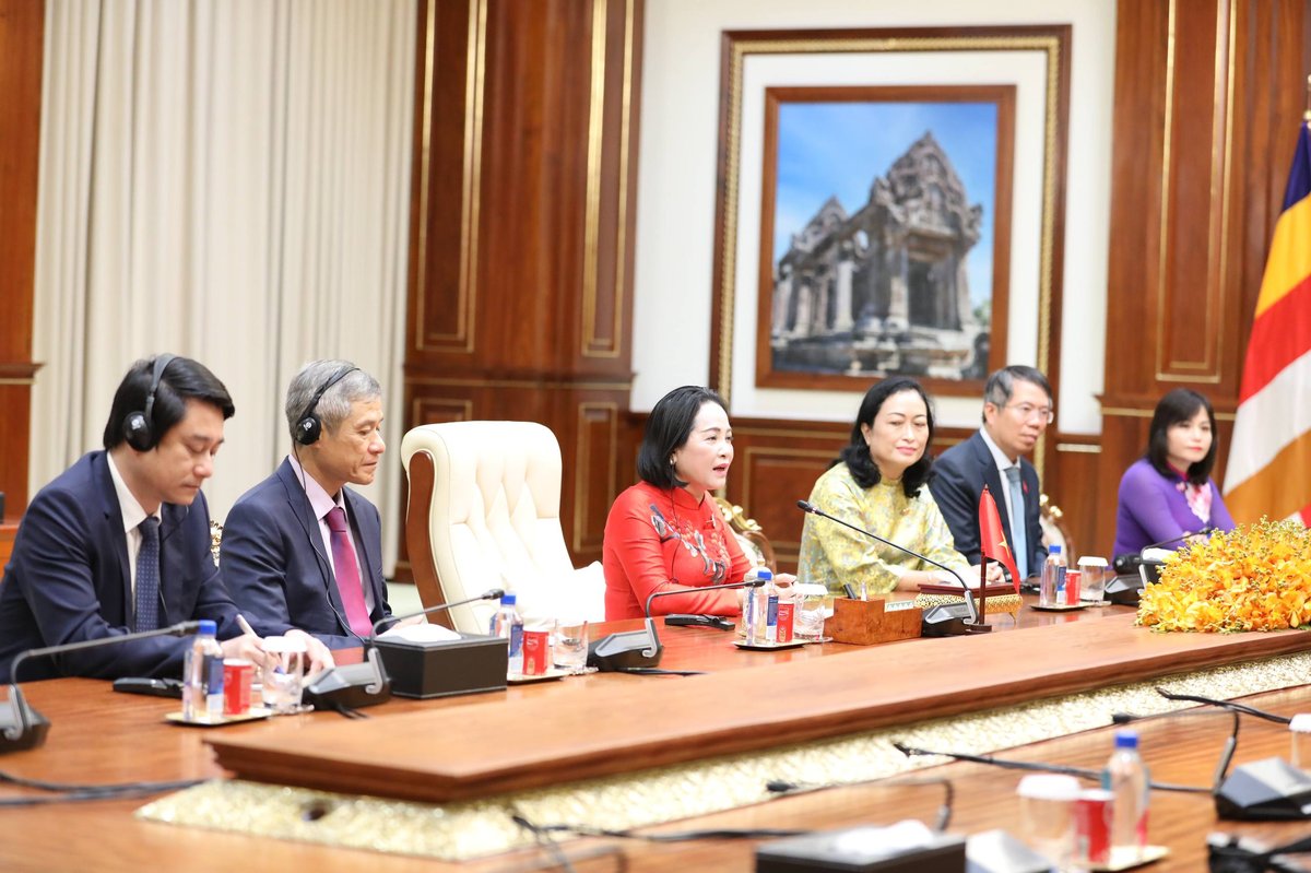 柬埔寨参议院主席洪森在金边会见越南国会副主席阮氏清,双方就双