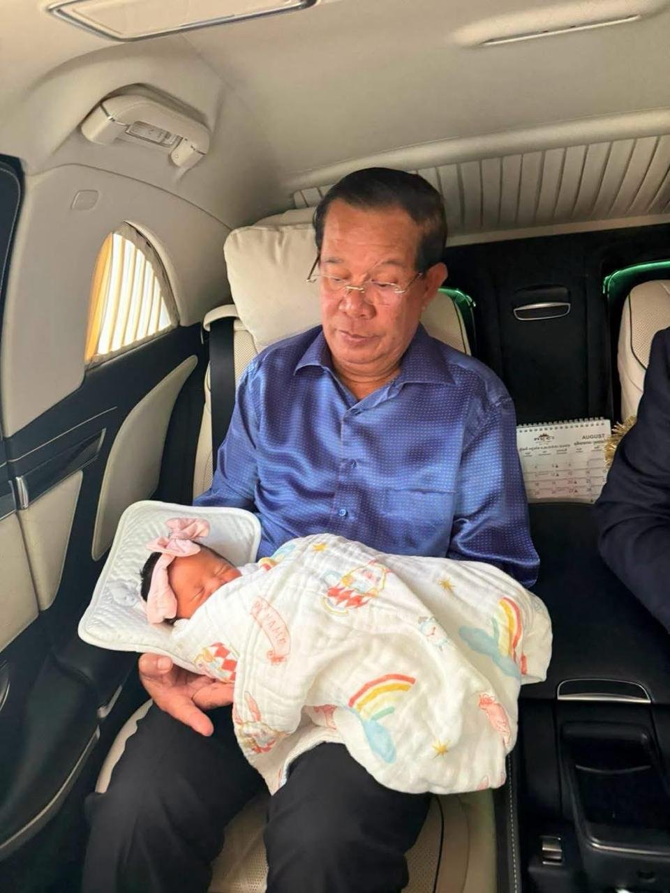 洪森前往医院接孙女出院 强调家庭教育重要性