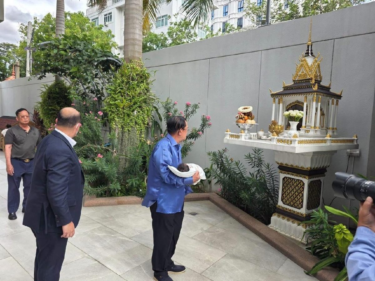 洪森前往医院接孙女出院 强调家庭教育重要性