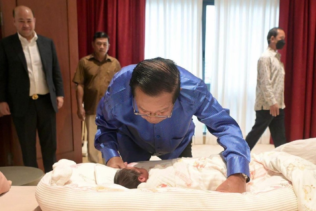 洪森前往医院接孙女出院 强调家庭教育重要性
