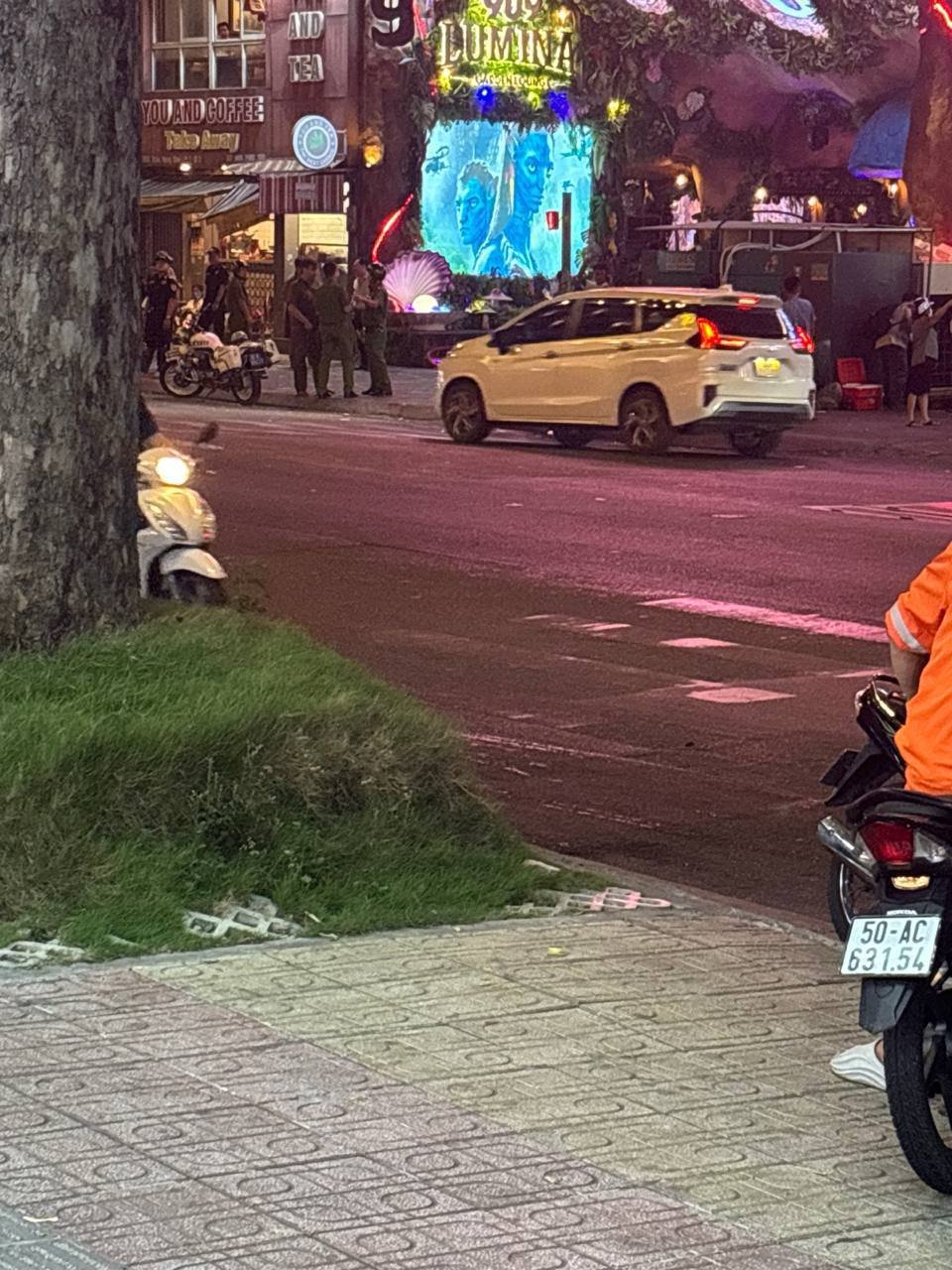 越南胡志明市7郡美食街警方突击检查证件